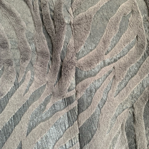 FOREVER 21 Gray Faux Fur Zebra Print Cropped Jacket size small - Picture 7 of 8